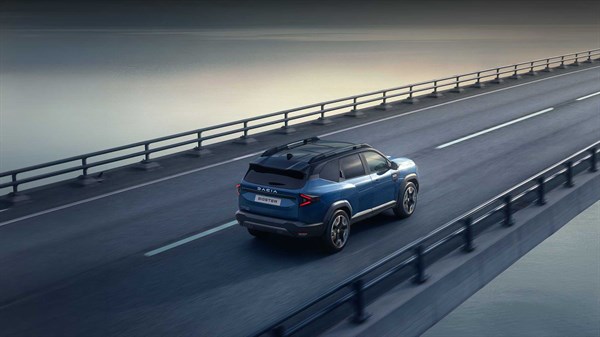 Vozilo Dacia Bigster u vožnji po autocesti uz more.