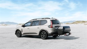 Prikaz vozila Dacia Jogger s kovčegom na nosaču za kuku.