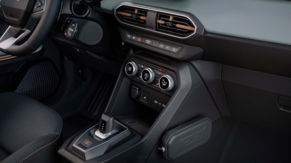 Etui za naočale pričvršćen na YouClip točku u vozilu Dacia Jogger, smješten uz bočnu stranu sjedala.