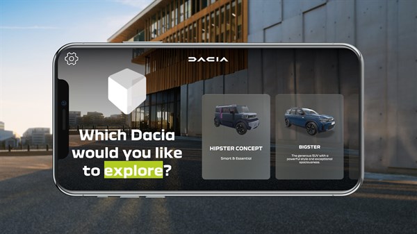 Prikaz pametnog telefona s aplikacijom Dacia AR ispred moderne zgrade, s vizualima modela vozila u aplikaciji.