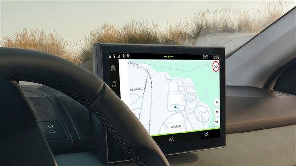 Središnji zaslon u vozilu prikazuje navigacijsku kartu na sustavu Media Nav Live, s dijelom upravljača i armature u kadru.