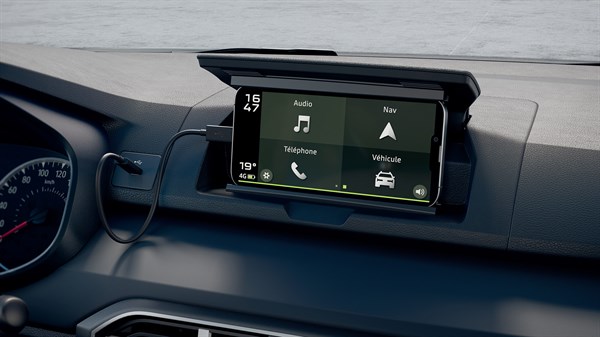 Unutrašnjost vozila s prikazom zaslona Media Control, na kojem su vidljive multimedijske postavke i dio upravljača.