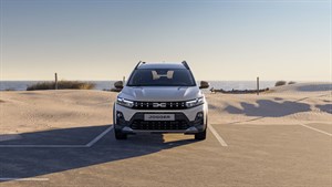 Bijeli Dacia Jogger parkiran na parkiralištu.