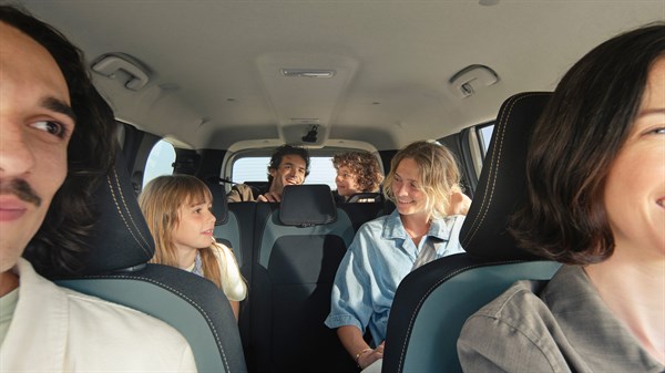 Unutrašnjost vozila Dacia Jogger s putnicima raspoređenima u tri reda sjedala tijekom vožnje.