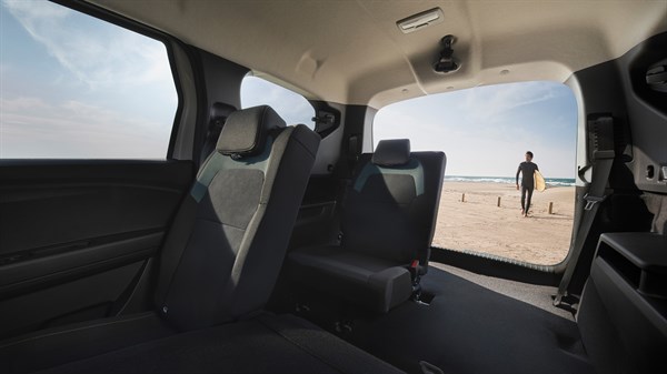 Unutrašnjost vozila Dacia Jogger s preklopljenim sjedalima i prikazom velikog prtljažnog prostora.