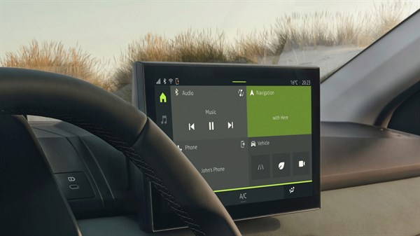 Unutrašnjost vozila Dacia Jogger s prikazom 10" središnjeg zaslona na dodir i dijela upravljača.