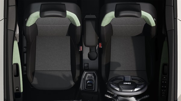 Unutrašnjost vozila Dacia Jogger prikazana odozgo, s preklopljenim stražnjim redovima i vidljiva samo dva prednja sjedala.