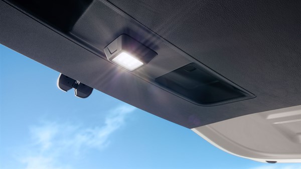 YouClip LED svjetiljka pričvršćena je na unutrašnjost vozila Dacia i osvjetljava prostor.