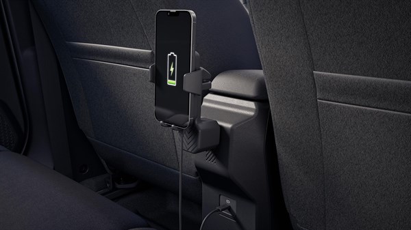 Pametni telefon puni se u YouClip bežičnom punjaču pričvršćenom u unutrašnjosti vozila Dacia Jogger.