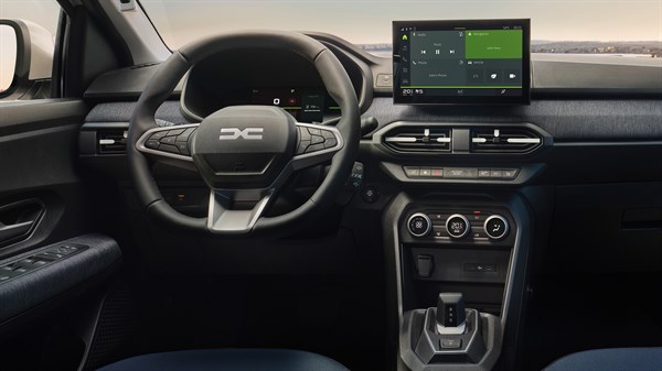 Unutrašnjost vozila Dacia Sandero s pogledom na upravljač i multimedijski zaslon.