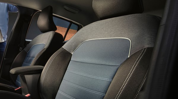 Detalj plavih i sivih presvlaka sjedala u vozilu Dacia Sandero.