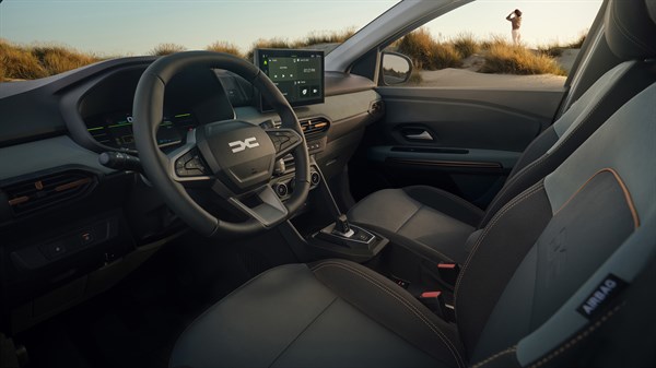Unutrašnjost vozila Dacia Jogger s pogledom na upravljač, sjedala i multimedijski zaslon.