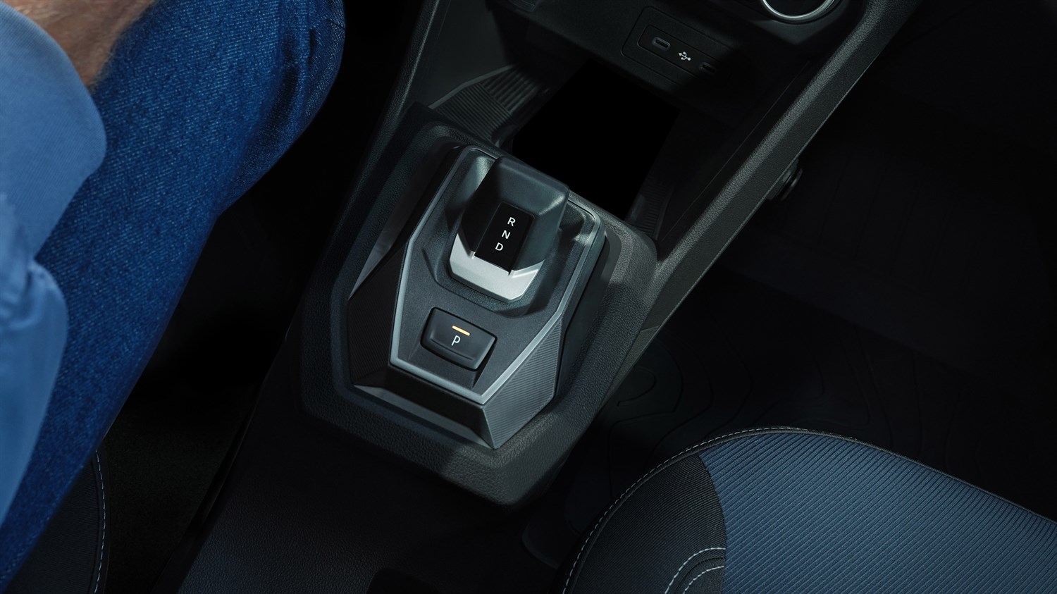 Detalj središnje konzole u vozilu Dacia Jogger s automatskim mjenjačem i jasno označenim tipkama za parkiranje i vožnju.