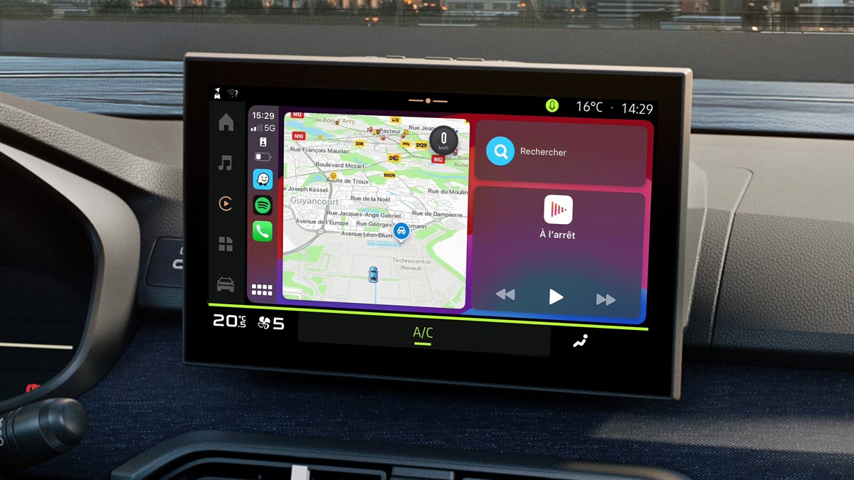 Multimedijski zaslon u vozilu Dacia Jogger prikazuje navigacijsku kartu i glazbeni izbornik s aktivnim sustavom za povezivanje pametnog telefona.