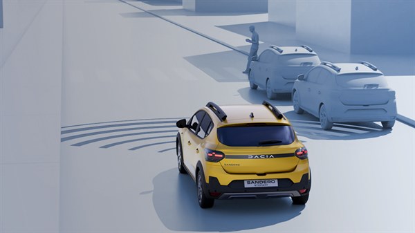 Vozilo Dacia Sandero Stepway u zlatnoj boji prikazano pri manevriranju s pomoću sustava za pomoć pri parkiranju.