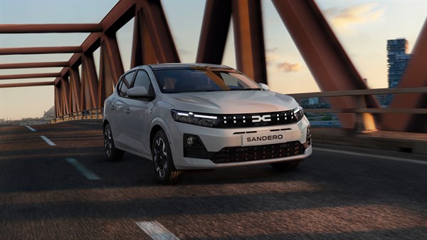 Vozilo Dacia Sandero vozi se preko mosta.