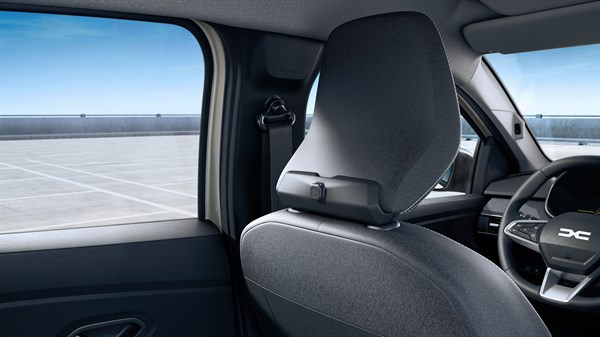 YouClip nosač pričvršćen na naslon za glavu prednjeg sjedala u vozilu Dacia Sandero, spreman za postavljanje dodatne opreme.