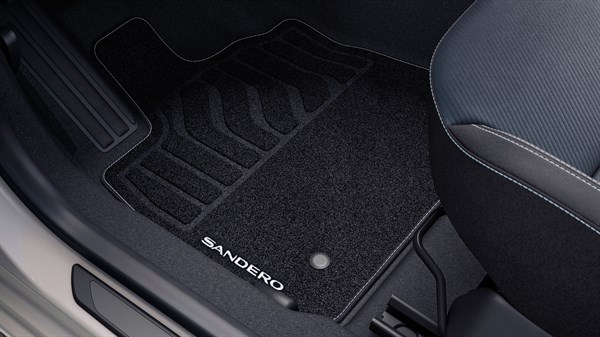 Premium tekstilni tepisi u vozilu Dacia Sandero prikazani ispred prednjeg sjedala.