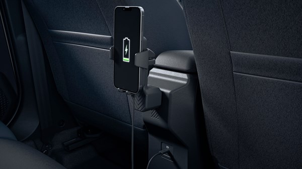 Pametni telefon nalazi se u YouClip držaču s bežičnim punjenjem, pričvršćenom u unutrašnjosti vozila Dacia.