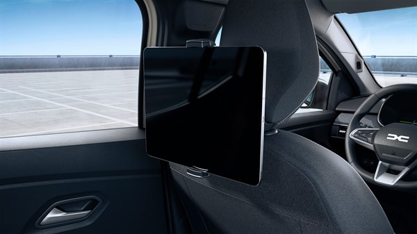 Tablet je pričvršćen na YouClip držač iza prednjeg sjedala u unutrašnjosti vozila Dacia.