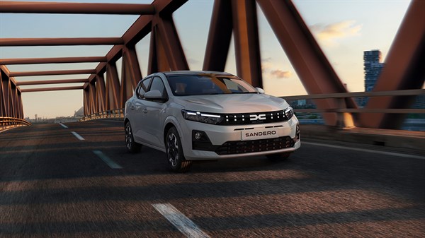 Bijeli Sandero se vozi preko mosta.







