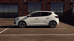 Dacia Sandero na parkiralištu u bijeloj boji