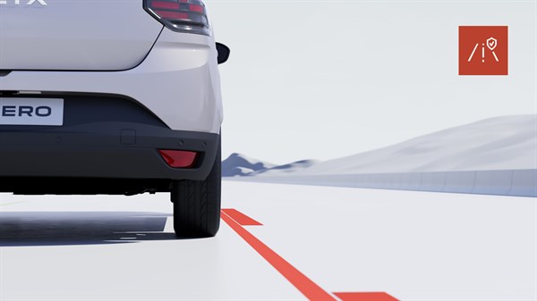 Stražnji dio vozila Dacia Sandero prikazuje aktivni sustav zadržavanja vozila u voznom traku na cesti.