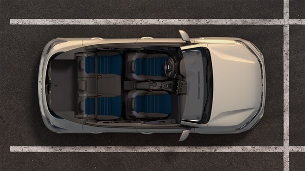 Pogled odozgo na vozilo Dacia Sandero s otvorenim krovom i jasno vidljivim sjedalima u kabini.