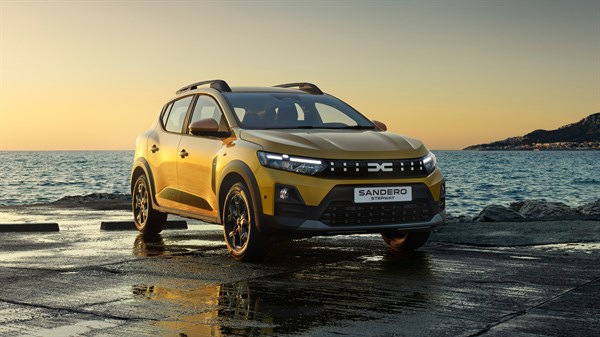 Vozilo Dacia Sandero Stepway parkirano pokraj mora.