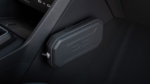 YouClip etui za naočale pričvršćen na točku u kabini vozila Dacia Sandero Stepway, snimljen iz donjeg kuta uz prednju konzolu.