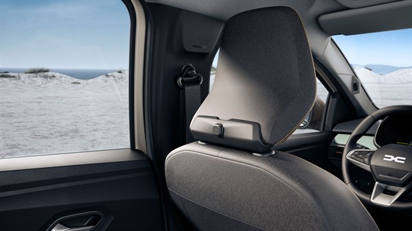 YouClip kuka pričvršćena na stražnju stranu prednjeg sjedala u vozilu Dacia Sandero Stepway, u pustom krajoliku vidljivom kroz prozor.