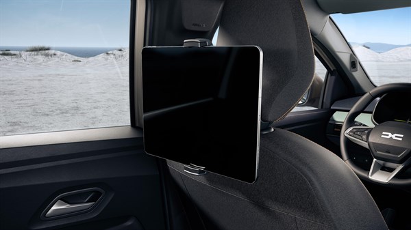 Tablet je pričvršćen na YouClip držač iza prednjeg sjedala u unutrašnjosti vozila Dacia.