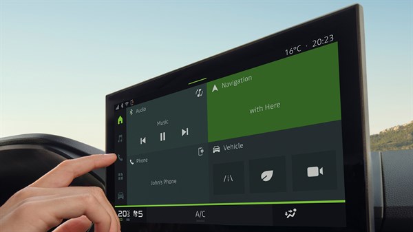 Vozačeva ruka upravlja izbornikom na 10-inčnom zaslonu sustava Media Display u vozilu Dacia Sandero Stepway.