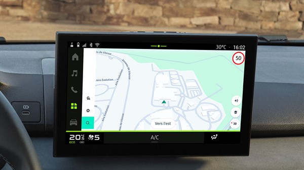 Središnji zaslon sustava Media Nav Live u vozilu Dacia Sandero Stepway s prikazom navigacijske karte u vožnji.