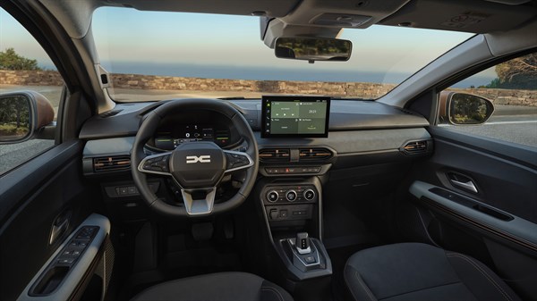 Unutrašnjost vozila Dacia Sandero Stepway snimljena s prednjih sjedala prema armaturnoj ploči i multimedijskom zaslonu.