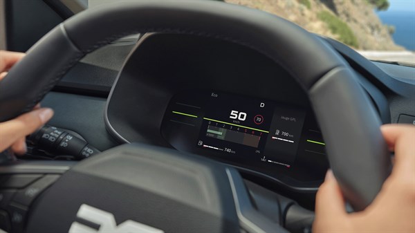 Prikaz 7-inčnog digitalnog instrumentnog zaslona u vozilu Dacia Sandero Stepway, snimljen iza upravljača tijekom vožnje.