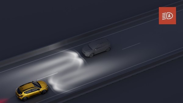 Vozilo Dacia Sandero Stepway u noćnoj vožnji s grafičkim prikazom automatskog prebacivanja dugih i kratkih svjetala.