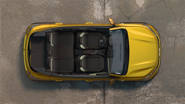 Vozilo Dacia Sandero Stepway snimljeno odozgo s otvorenim vratima i vidljivim rasporedom sjedala u putničkom prostoru.