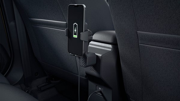 Pametni telefon puni se u YouClip držaču pričvršćenom u unutrašnjosti vozila Dacia.