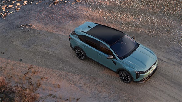 Dacia Striker prikazan iz gornjeg kuta, s naglašenom elegantnom bočnom linijom i kontrastnim crnim krovom.