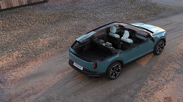 Dacia Striker prikazan iz gornjeg kuta s otvorenim panoramskim krovom i pogledom na prostranu unutrašnjost.