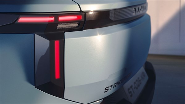 Detaljan prikaz stražnjeg dijela vozila Dacia Striker s istaknutim svjetlima i elementima od Starkle® recikliranih materijala.