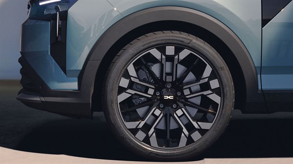 Detaljan prikaz 19-inčnog naplatka na vozilu Dacia Striker, s naglašenim robusnim dizajnom kotača.