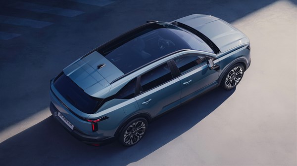 Vozilo Dacia Striker prikazano iz gornjeg kuta, s istaknutim fiksnim panoramskim krovom i elegantnom linijom krova.