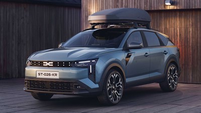 Vozilo Dacia Striker prikazano sprijeda s postavljenim krovnim koferom od 480 litara.