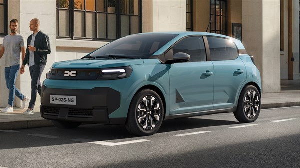 Vozilo Dacia Spring parkirano uz gradsku ulicu.
