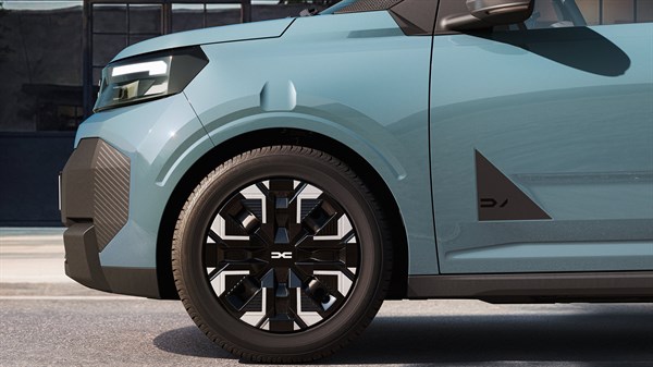Detalj 16-inčnog kotača s dvobojnim naplatkom na vozilu Dacia Spring.