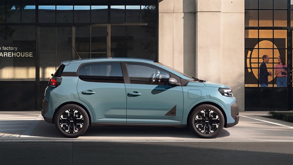Bočni profil vozila Dacia Spring u novoj Agave boji.