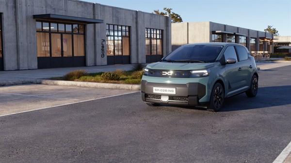 Vozilo Dacia Spring u vožnji gradskom ulicom.
