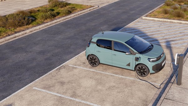 Vozilo Dacia Spring priključeno na stanicu za punjenje.